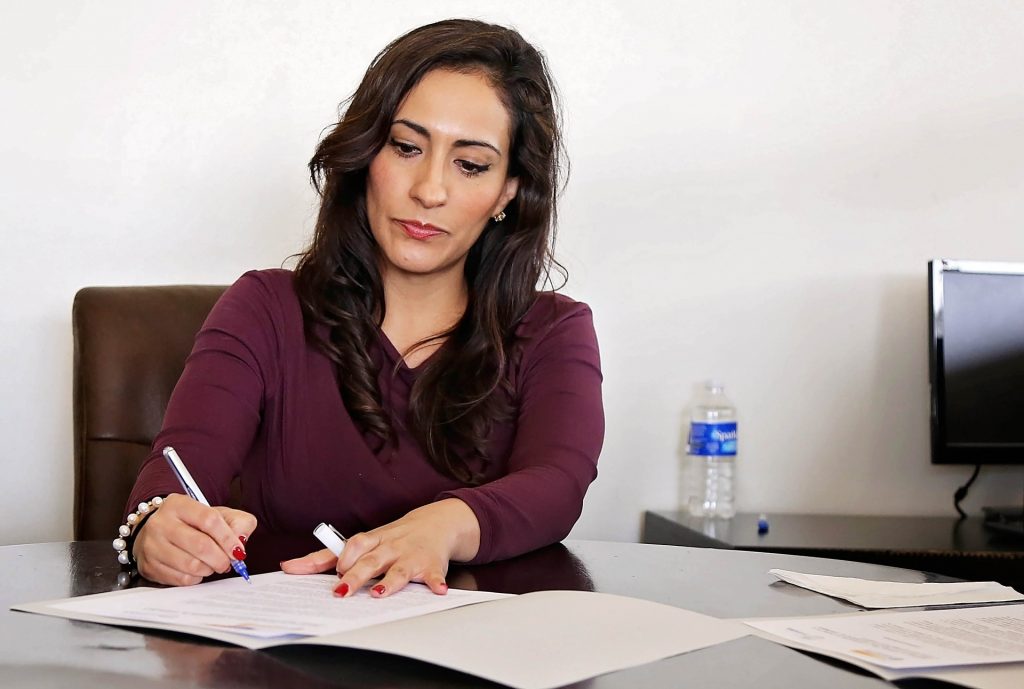 do buyers and sellers have to use the same escrow company in Florida